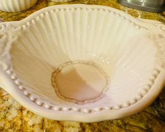 $250
American Atelier at Home Baroque 5286 creamChina set - 10 dinner plates, 15 bowls, 24 salad/dessert 15 cups & 15 saucers, 2 C&S, 3 canisters 11 chargers, 2 oval bowl, 2 oval platters