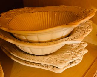 $250
American Atelier at Home Baroque 5286 creamChina set - 10 dinner plates, 15 bowls, 24 salad/dessert 15 cups & 15 saucers, 2 C&S, 3 canisters 11 chargers, 2 oval bowl, 2 oval platters