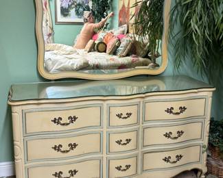 $350
French Provencal 3 pieces Bed set
all chest 5 drawers 36x20x49
Dresser 9 drawers 60Wx19Dx33H + mirror 45x36
Nightstand 24W15Dx26H Need a little TLC