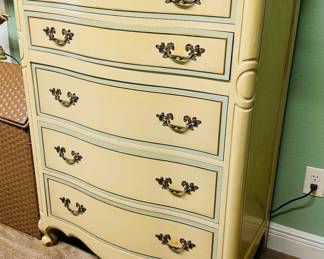 $350
French Provencal 3 pieces Bed set
all chest 5 drawers 36x20x49
Dresser 9 drawers 60Wx19Dx33H + mirror 45x36
Nightstand 24W15Dx26H Need a little TLC