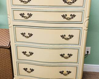 $350
French Provencal 3 pieces Bed set
all chest 5 drawers 36x20x49
Dresser 9 drawers 60Wx19Dx33H + mirror 45x36
Nightstand 24W15Dx26H Need a little TLC