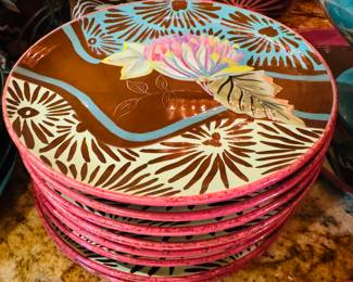 $225
Tracy Porter The Vivre Collection incl 8 dinner pl 8 salad plates, 8 cups, 8bowls, 1 pedestal bowl 1 platter, 1 salt & pepper - 27 pieces