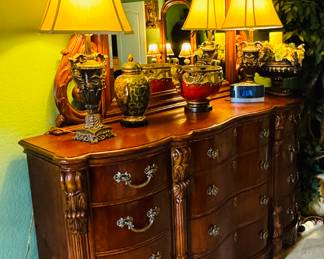 $450
Pulaski 16 drawers dresser & mirror 73x19x90T