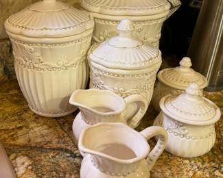 $250
American Atelier at Home Baroque 5286 creamChina set - 10 dinner plates, 15 bowls, 24 salad/dessert 15 cups & 15 saucers, 2 C&S, 3 canisters 11 chargers, 2 oval bowl, 2 oval platters