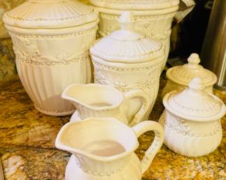 $250
American Atelier at Home Baroque 5286 creamChina set - 10 dinner plates, 15 bowls, 24 salad/dessert 15 cups & 15 saucers, 2 C&S, 3 canisters 11 chargers, 2 oval bowl, 2 oval platters