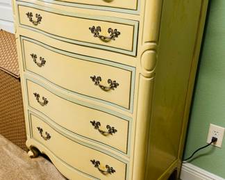 $350
French Provencal 3 pieces Bed set
all chest 5 drawers 36x20x49
Dresser 9 drawers 60Wx19Dx33H + mirror 45x36
Nightstand 24W15Dx26H Need a little TLC