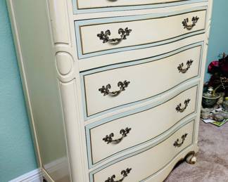 $350
French Provencal 3 pieces Bed set
all chest 5 drawers 36x20x49
Dresser 9 drawers 60Wx19Dx33H + mirror 45x36
Nightstand 24W15Dx26H Need a little TLC