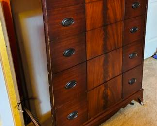 $250
1940's small Hepplewhite Mahogany tall loennige Reed - 5 drawers 36Wx19Dx48H
