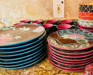 $225
Tracy Porter The Vivre Collection incl 8 dinner pl 8 salad plates, 8 cups, 8bowls, 1 pedestal bowl 1 platter, 1 salt & pepper - 27 pieces