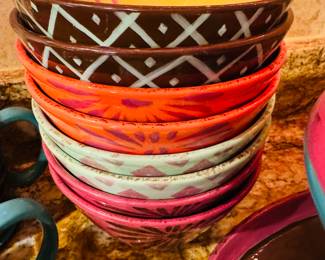 $225
Tracy Porter The Vivre Collection incl 8 dinner pl 8 salad plates, 8 cups, 8bowls, 1 pedestal bowl 1 platter, 1 salt & pepper - 27 pieces