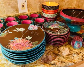 $225
Tracy Porter The Vivre Collection incl 8 dinner pl 8 salad plates, 8 cups, 8bowls, 1 pedestal bowl 1 platter, 1 salt & pepper - 27 pieces