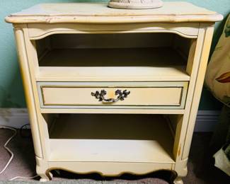 $350
French Provencal 3 pieces Bed set
all chest 5 drawers 36x20x49
Dresser 9 drawers 60Wx19Dx33H + mirror 45x36
Nightstand 24W15Dx26H Need a little TLC