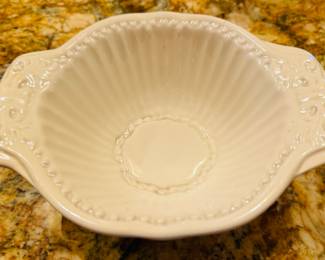 $250
American Atelier at Home Baroque 5286 creamChina set - 10 dinner plates, 15 bowls, 24 salad/dessert 15 cups & 15 saucers, 2 C&S, 3 canisters 11 chargers, 2 oval bowl, 2 oval platters