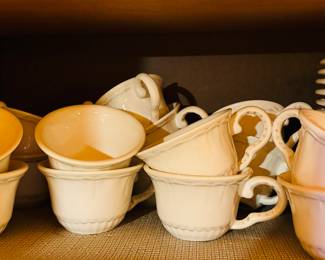 $250
American Atelier at Home Baroque 5286 creamChina set - 10 dinner plates, 15 bowls, 24 salad/dessert 15 cups & 15 saucers, 2 C&S, 3 canisters 11 chargers, 2 oval bowl, 2 oval platters