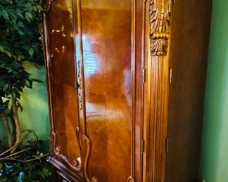 $450
Armoire with 4 drawers and hanging capacity or TV storage 50 inches 4x89Tx24W + 1 bottom drawer