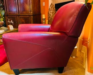 $250
Havertys burgundy leather club chair 33x32x35