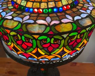 Pill box hat shaped shade of table lamp