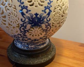 Blue and white pottery base of blue and white leaded glass table lamp