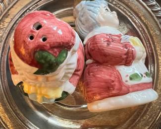 Ceramic Santa & Mrs Claus Salt & Pepper Shaker Set