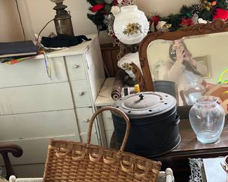 Sorry, all you guys with your midmodern eyeballs, White chest in backround NFS