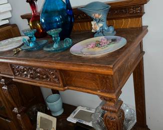 Gorgeous side table / hutch