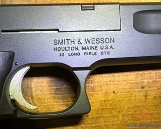 SMITH & WESSON Model 422 - .22LR