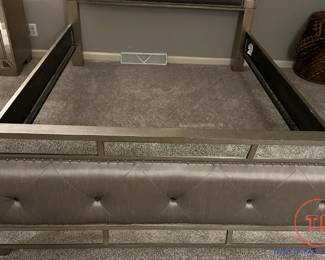 PULASKI Furniture Farrah Queen Size Bedframe