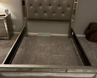 PULASKI Furniture Farrah Queen Size Bedframe