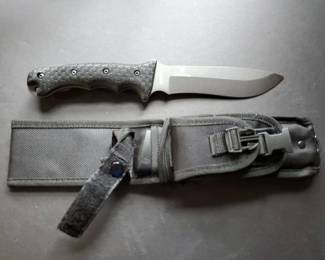 Schrade SCHF9 Knife Griffin Design And Case