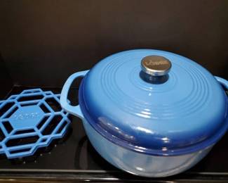 Lodge Cast Iron Dutch Oven And Trivet