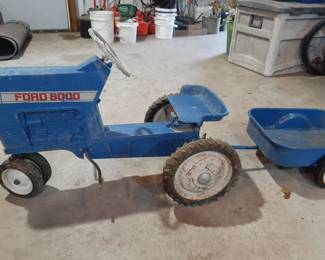 Antique toy tractor in great condition