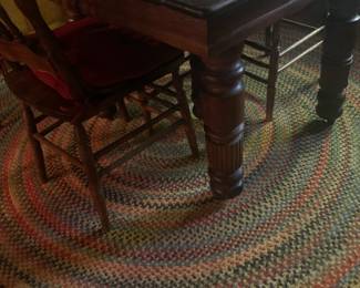 Large kitchen 5 leg table, beautiful Capel rug