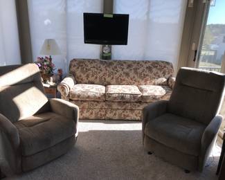 Items Located In The Kitchen Sitting Area