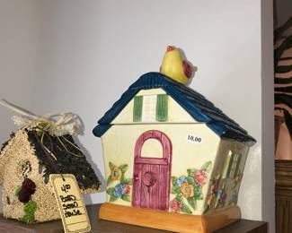 Items Located In The Kitchen Sitting Area