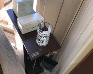 Items Located In The Kitchen Sitting Area