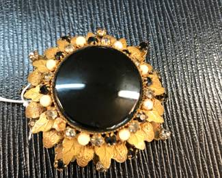 Onyx and gold tone prooch