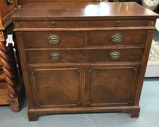 Drexel Server with pull out tray. Excellent condition 