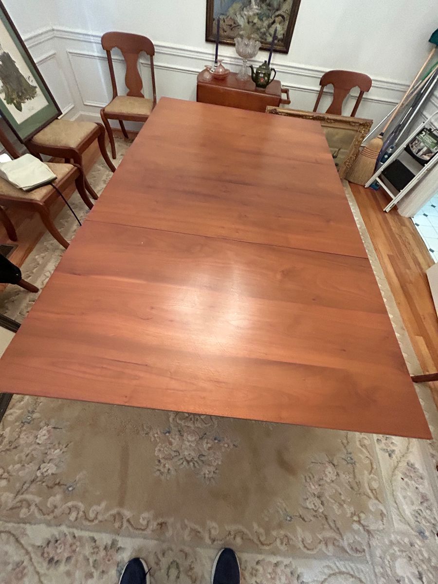 BEAUTIFUL GATELEG DINING TABLE WITH 8 CHAIRS.