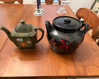 RETRO COOKIE JAR AND TEA POT.