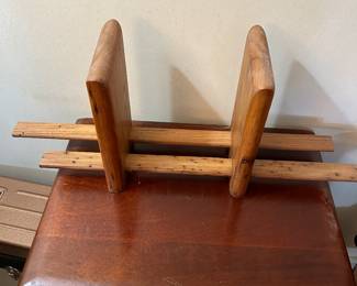 ADJUSTABLE BOOKENDS.