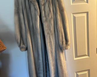FULL LENGTH SILVER FOX FUR COAT.