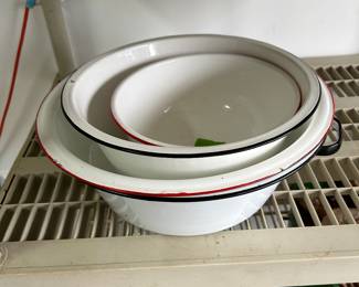 VINTAGE ENAMELWARE BOWLS.