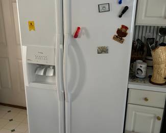 WHIRLPOOL SIDE BY SIDE REFRIGERATOR/ FREEZER.