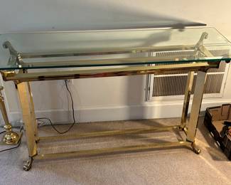 GLASS AND BRASS SOFA TABLE.