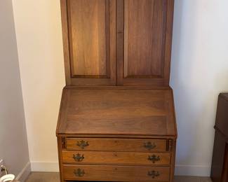 BEAUTIFUL SECRETARY IN GREAT CONDITION.