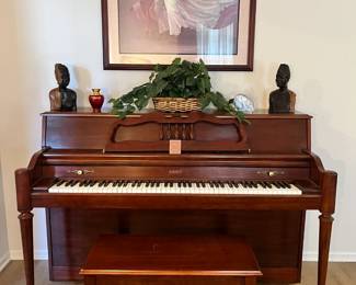 Everett Console Piano