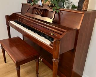 Everett Console Piano