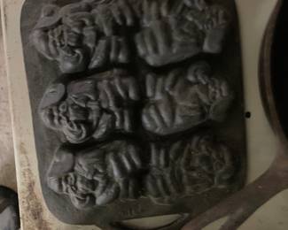Cast iron mold for making Santas 