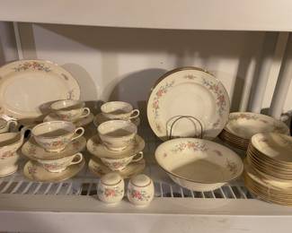 Homer Laughlin USA “Eggshell Georgian
46 pcs service 8 plus serving
$250.00