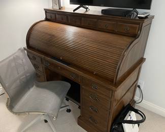 Beautiful Vintage Ethan Allen Roll-top Desk